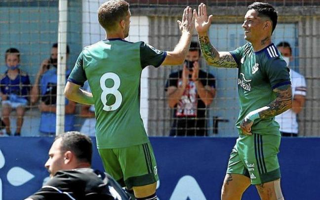 Chimy Ávila (derecha), celebrando su gol en el amistoso ante el Burgos junto a Darko Brasanac.