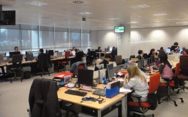 Trabajadores en una oficina de un call center.