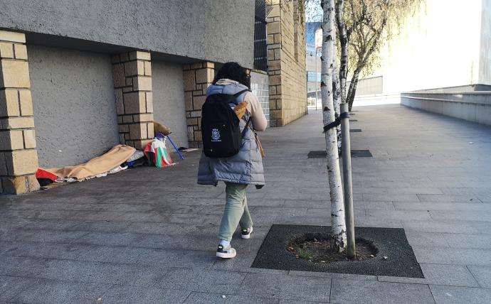 Una persona duerme en la calle en Bilbao.