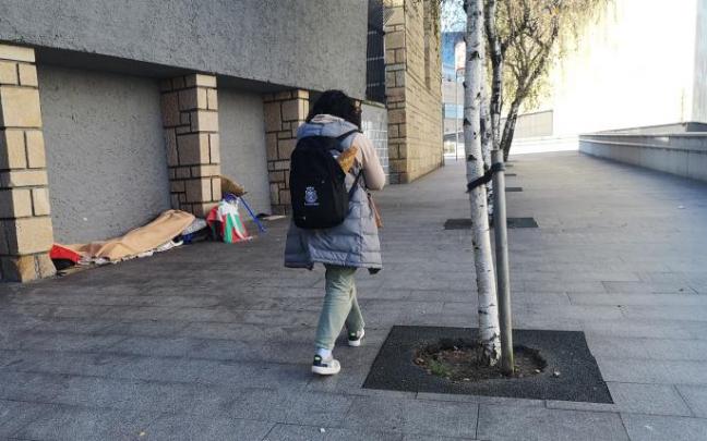 Una persona duerme en la calle en Bilbao. Una persona duerme en la calle en Bilbao.