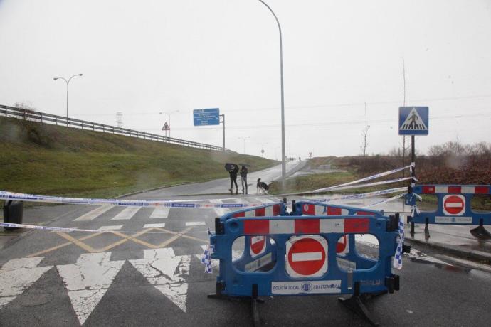 Carretera cortada en Portal de Foronda para impedir la salida de la ciudad por la autovía de Bilbao.