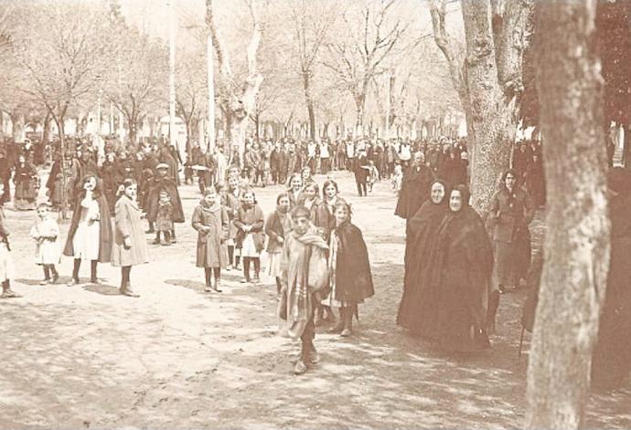 Niños y mayores esperando la llegada del Ángel de Aralar en el Bosquecillo en 1903.