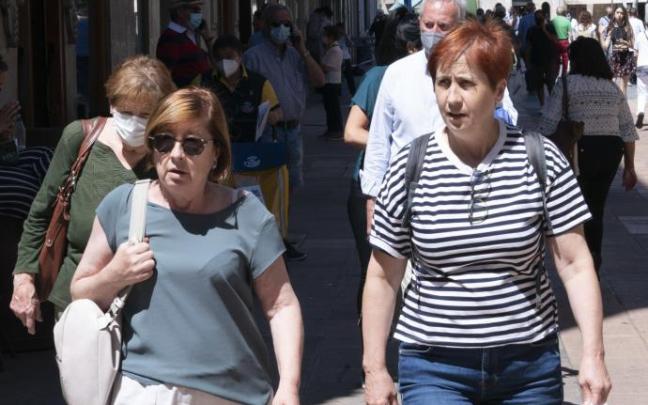 Personas andando por la calle sin mascarillas Personas andando por la calle sin mascarillas