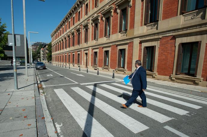 Un hombre cruza un paso de peatones en la calle Padre Moret, en Pamplona.