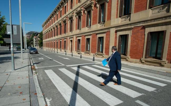Un hombre cruza un paso de peatones en la calle Padre Moret, en Pamplona.
