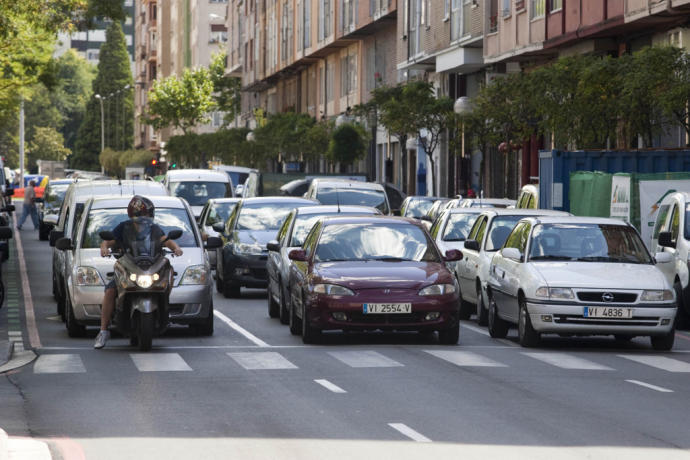 Vehículos circulando por la calle Reyes Católicos
