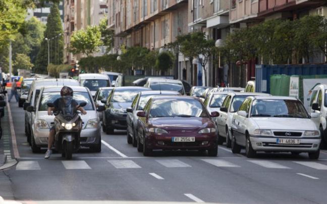 Vehículos circulando por la calle Reyes Católicos Vehículos circulando por la calle Reyes Católicos