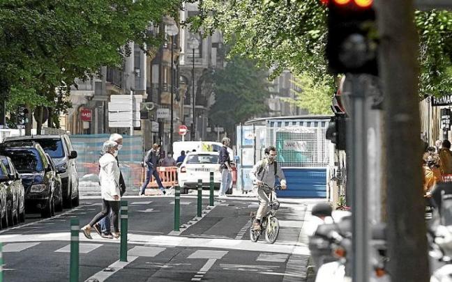 Nuevo tramo de bidegorri por la calle San Martín, que se unirá al que se abrirá frente al Buen Pastor.