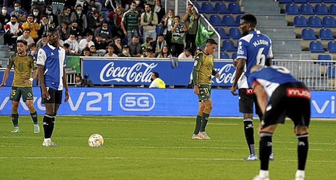 Sylla espera la orden del árbitro para poner el balón en juego tras el 0-1 ante la desesperación de Laguardia. Foto: Iñigo Foronda