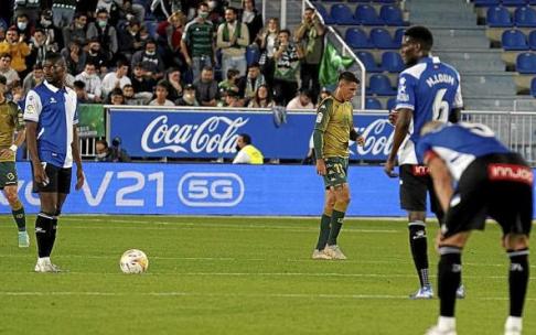 Sylla espera la orden del árbitro para poner el balón en juego tras el 0-1 ante la desesperación de Laguardia. Foto: Iñigo Foronda