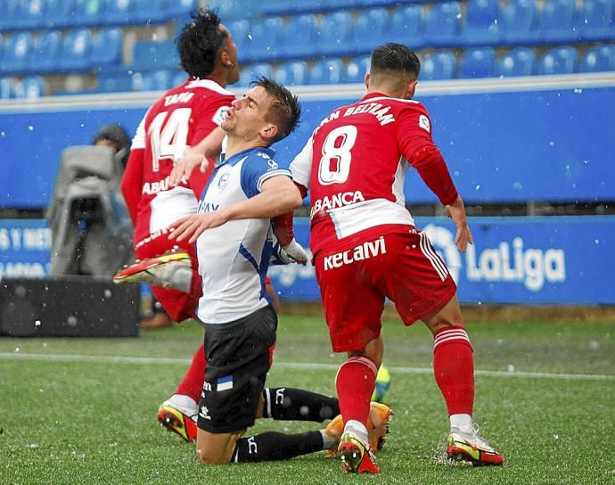 Pere Pons y Martín, este sin la amenaza de Ximo en el lateral derecho debido a su lesión, están siendo indiscutibles para Javi Calleja. Fotos: Jorge Muñoz y Europa Press