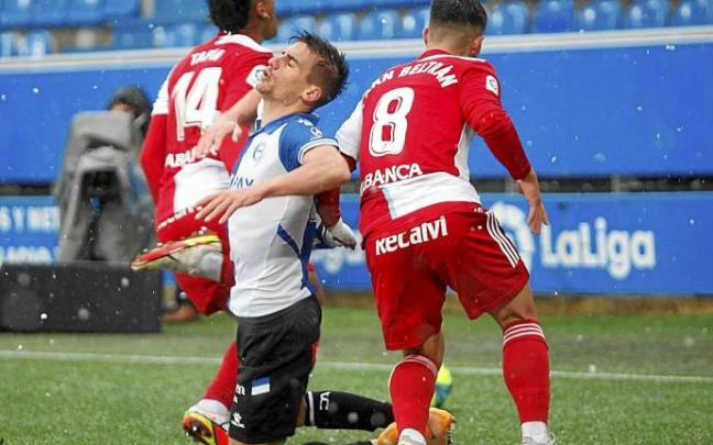 Pere Pons y Martín, este sin la amenaza de Ximo en el lateral derecho debido a su lesión, están siendo indiscutibles para Javi Calleja. Fotos: Jorge Muñoz y Europa Press