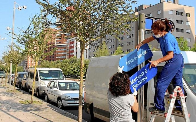 El 28 de julio del pasado año la avenida 8 de Marzo, en Salburua, desterró del callejero de Gasteiz la figura de Juan Carlos I. Foto: Cedida