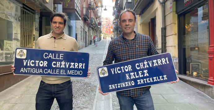 Koldo Núñez y Txema Ezkerra, con dos de los carteles.