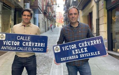 Koldo Núñez y Txema Ezkerra, con dos de los carteles.