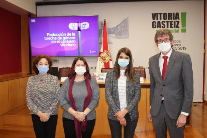 La concejala Miren Fernández de Landa, las historiadoras Isabel Mellén y Virginia López de Maturana y el alcalde, Gorka Urtaran.