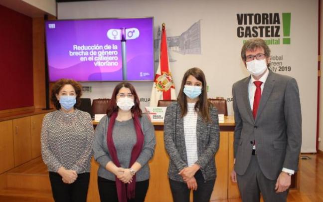 La concejala Miren Fernández de Landa, las historiadoras Isabel Mellén y Virginia López de Maturana y el alcalde, Gorka Urtaran.