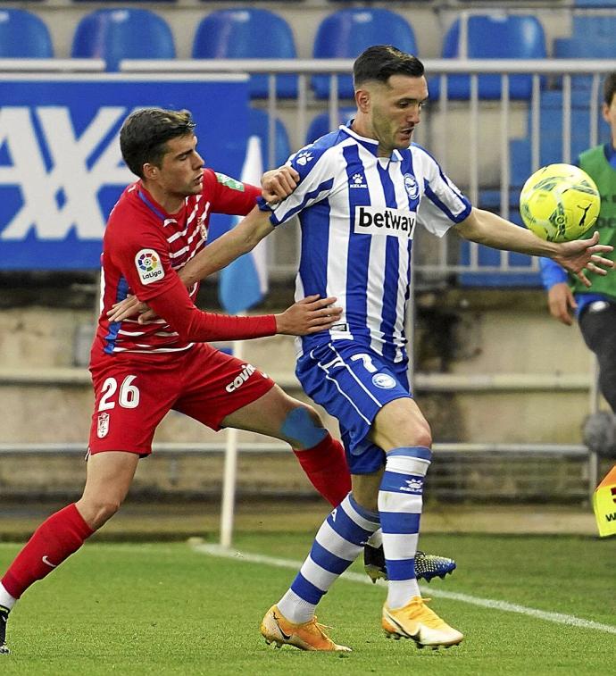 Lucas se dispone a bloquear un balón en el último encuentro liguero ante el Granada en Mendizorroza. Foto: Alex Larretxi