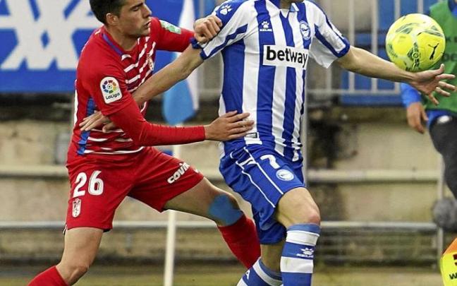 Lucas se dispone a bloquear un balón en el último encuentro liguero ante el Granada en Mendizorroza. Foto: Alex Larretxi