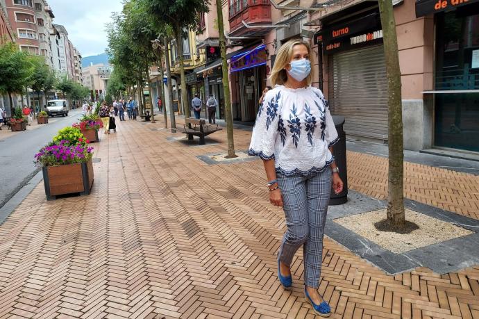 La alcaldesa de Barakaldo, Amaia del Campo, paseando por la calle Los Fueros.