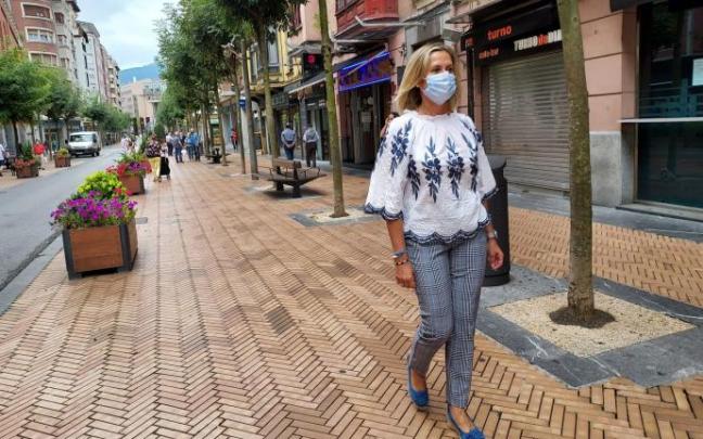 La alcaldesa de Barakaldo, Amaia del Campo, paseando por la calle Los Fueros.