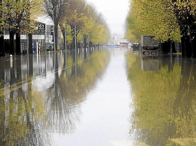 Portal de Gamarra con el agua al cuello y el campo de rugby de las piscinas de Gamarra en idéntica situación. Ayer volvió a ser un día difícil para los Bomberos y la Policía Local de Vitoria, que se tuvieron que multiplicar para atender las incidencias de