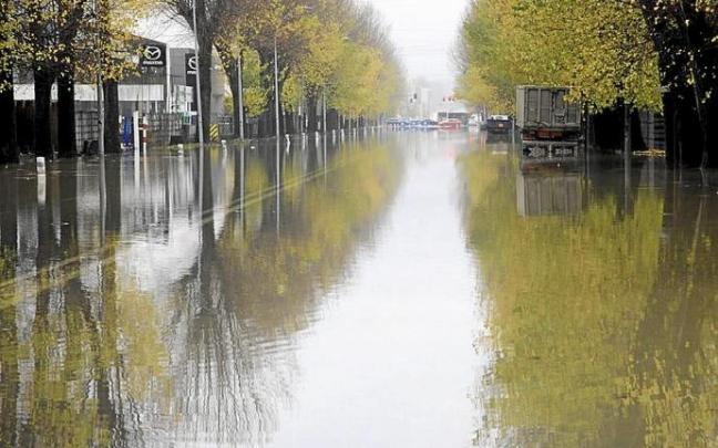 Portal de Gamarra con el agua al cuello y el campo de rugby de las piscinas de Gamarra en idéntica situación. Ayer volvió a ser un día difícil para los Bomberos y la Policía Local de Vitoria, que se tuvieron que multiplicar para atender las incidencias de