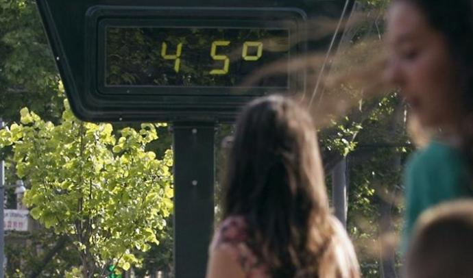 Un termómetro en la calle marca alta temperatura.