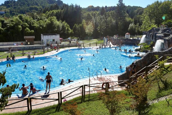 Gente disfrutando de las piscinas en una jornada calurosa en Hernani