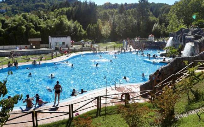 Gente disfrutando de las piscinas en una jornada calurosa en Hernani