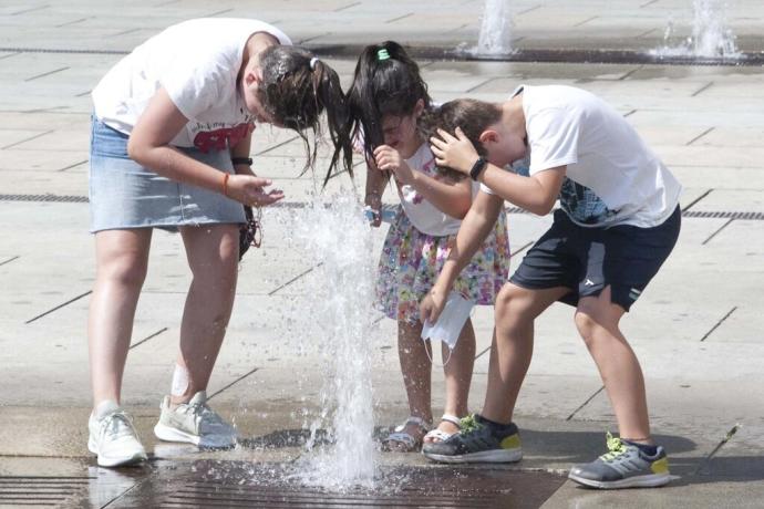 Unos niños se refrescan en Vitoria