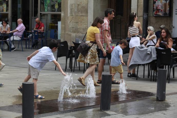 Jugando con el agua de las fuentes.