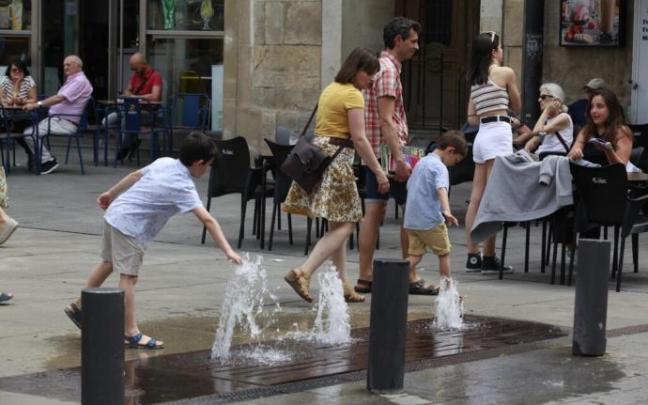 Jugando con el agua de las fuentes.