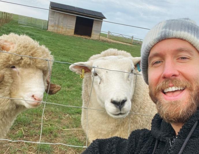 Calvin Harris, en su granja de Ibiza con dos de sus ovejas.