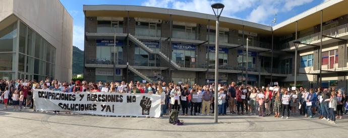 Cerca de 500 vecinos secundaron la concentración contra las okupaciones y las agresiones que vienen sucediendo en el municipio.