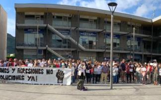 Cerca de 500 vecinos secundaron la concentración contra las okupaciones y las agresiones que vienen sucediendo en el municipio.