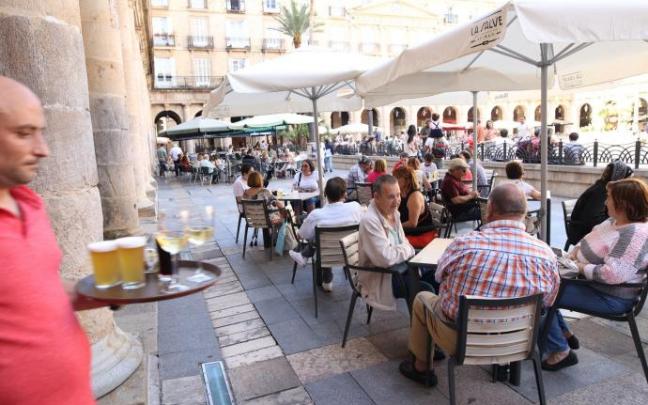 Un camarero atiende a los clientes.