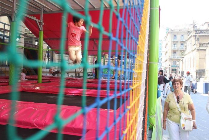 Una atracción infantil de cama elástica en la calle Urdaneta.