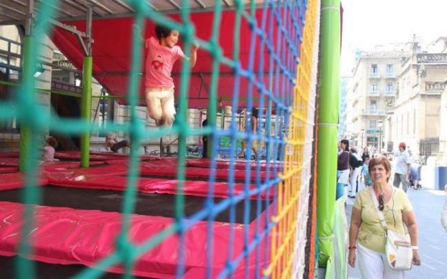 Una atracción infantil de cama elástica en la calle Urdaneta. Una atracción infantil de cama elástica en la calle Urdaneta.