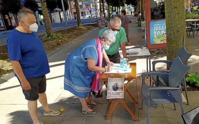 Vecinos de Amurrio en la recogida de firmas contra el cambio de nombre del colegio Lucas Rey, llevada a cabo en verano de 2020.