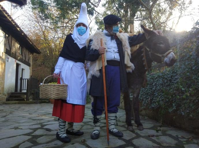 Mari Domingi, Olentzero y 'Astotxo', ayer en el molino de Elexalde, uno de sus 'refugios'.