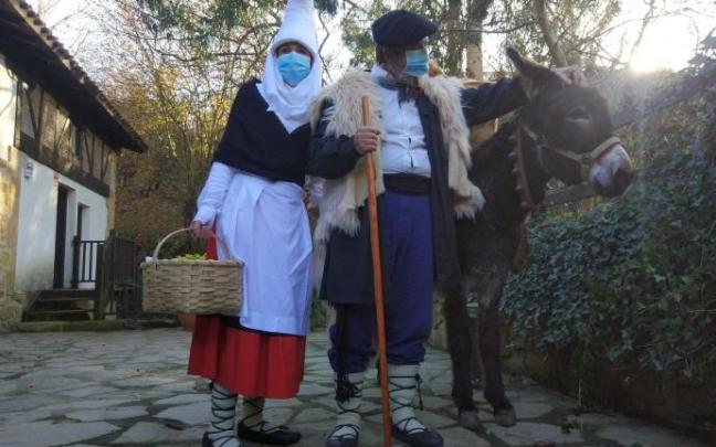 Mari Domingi, Olentzero y 'Astotxo', ayer en el molino de Elexalde, uno de sus 'refugios'. Mari Domingi, Olentzero y 'Astotxo', ayer en el molino de Elexalde, uno de sus 'refugios'.