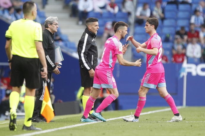 Oier, saliendo al campo el domingo ante el Espanyol, su última aparición como rojillo.