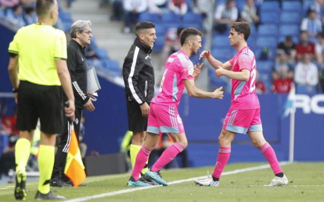 Oier, saliendo al campo el domingo ante el Espanyol, su última aparición como rojillo.