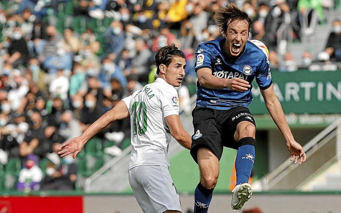 Tomás Pina y Pere Milla en un lance del juego durante el partido entre el Elche y el Deportivo Alavés en el Martínez Valero. Foto: Área 11