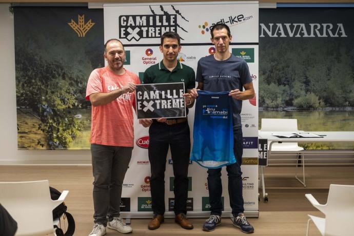 Presentación de la carrera, de i. a d.: Gorka Bueno, organizador; Raúl Santos, marketing Caja Rural; e Iker Bueno, organizador.