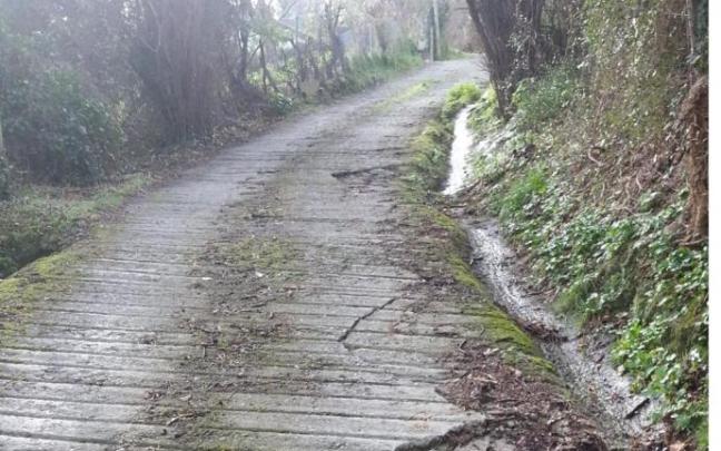 Camino rural en mal estado.