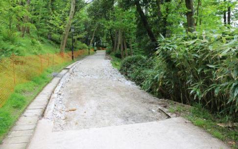 Camino estropeado de Cristina Enea, que ha comenzado a ser reparado.