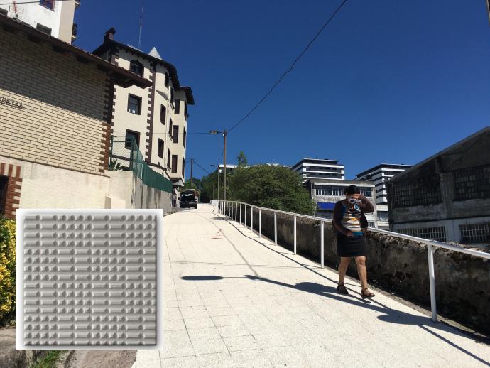 La cuesta del Camino de la Ermita y una de las baldosas que acogerá en breve.