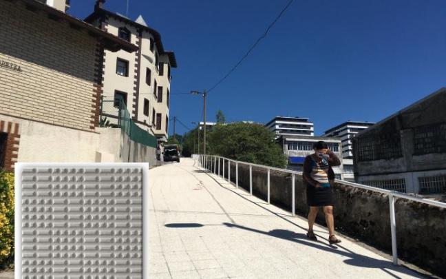 La cuesta del Camino de la Ermita y una de las baldosas que acogerá en breve.